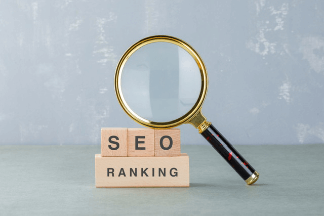 Loupe posée sur des cubes de bois où il est inscrit SEO RANKING