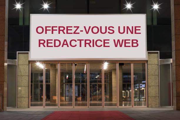 photo d'une devanture de batiment avec une grande pancarte au dessus d'une porte ou est écrit "Offrez-vous une rédactrice web"
